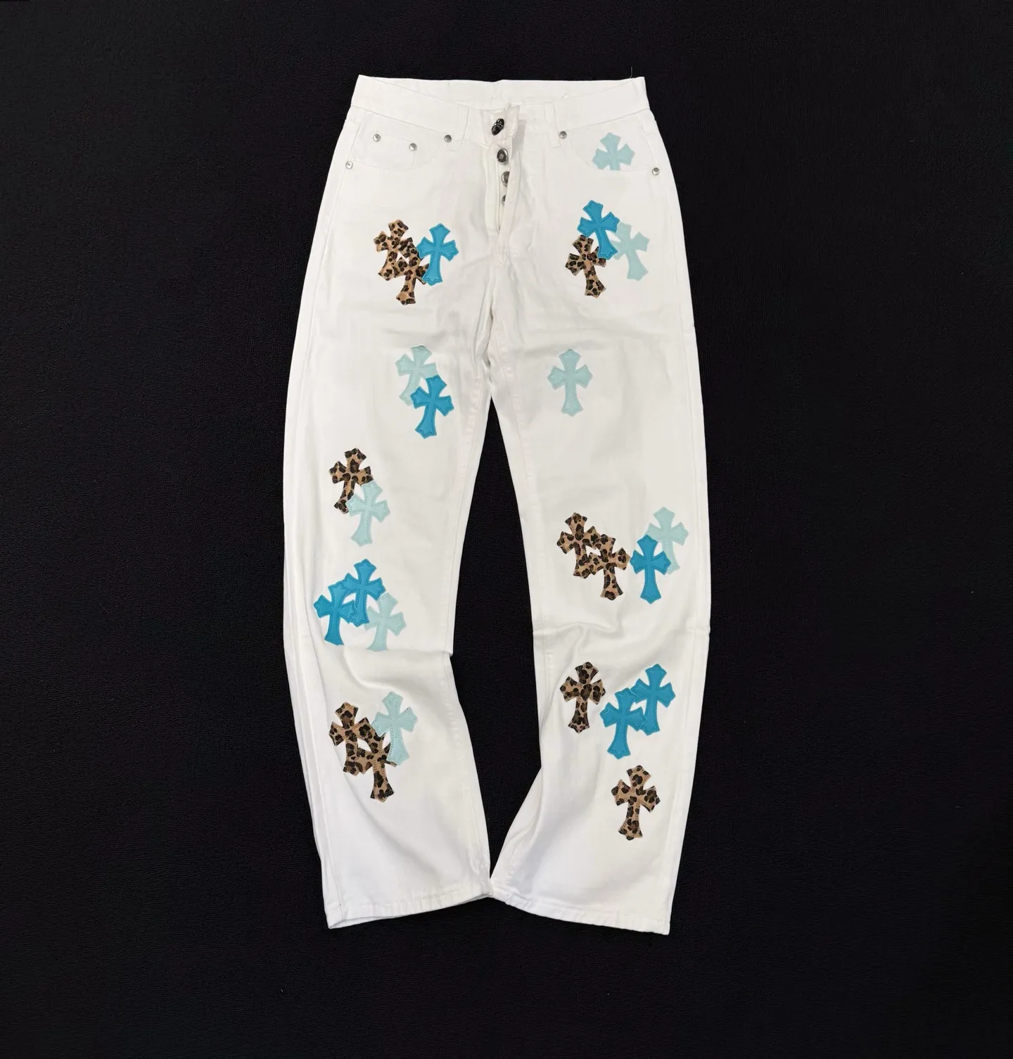 P250 Style number: D365 Chrome Hearts blue leopard print color-blocked leather jeans Size: 28-34 corresponding to S-XL Color: White Size: S-XL (corresponding to 28 30 32 34) 28 30 32 34 Size S M L XL Pants length 101 102 103 104 Hips 110 114 118 122 Waist circumference 86 90 94 98 (There is an error of 1~3cm due to manual measurement)